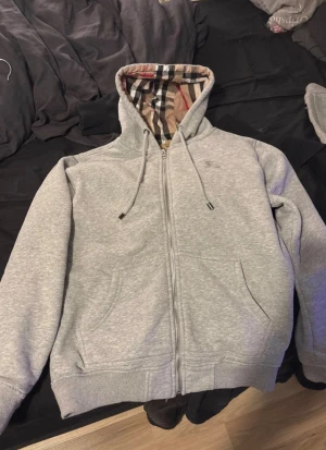 Grå Burberry hoodie storlek M - Grå burberry zip hoodie storlek M i fint skick :)