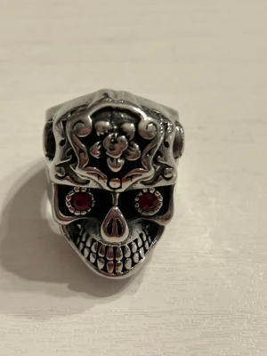 Ring i rostfritt stål i stl 22,0 - Helt ny ring i rostfritt stål i stl storlek 22,0 mm. Röda ögon. Jättebra kvalité.