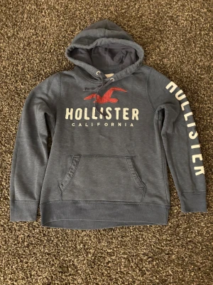 Hollister hoodie (sällsynt)   - Säljer nu denna sjukt eftertraktad hoodie från hollister. Skick 8/10. Sjukt snygg och passar perfekt nu till hösten så passa på. Obs kan gå ner i pris vid snabb och smiddig affär!