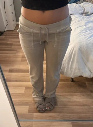 juicy couture byxor  - juicy couture byxor! OBS! har råkat spilla nagellack på så de är 2 fläckar på ena låret men inget man märker (se sista bilden)!