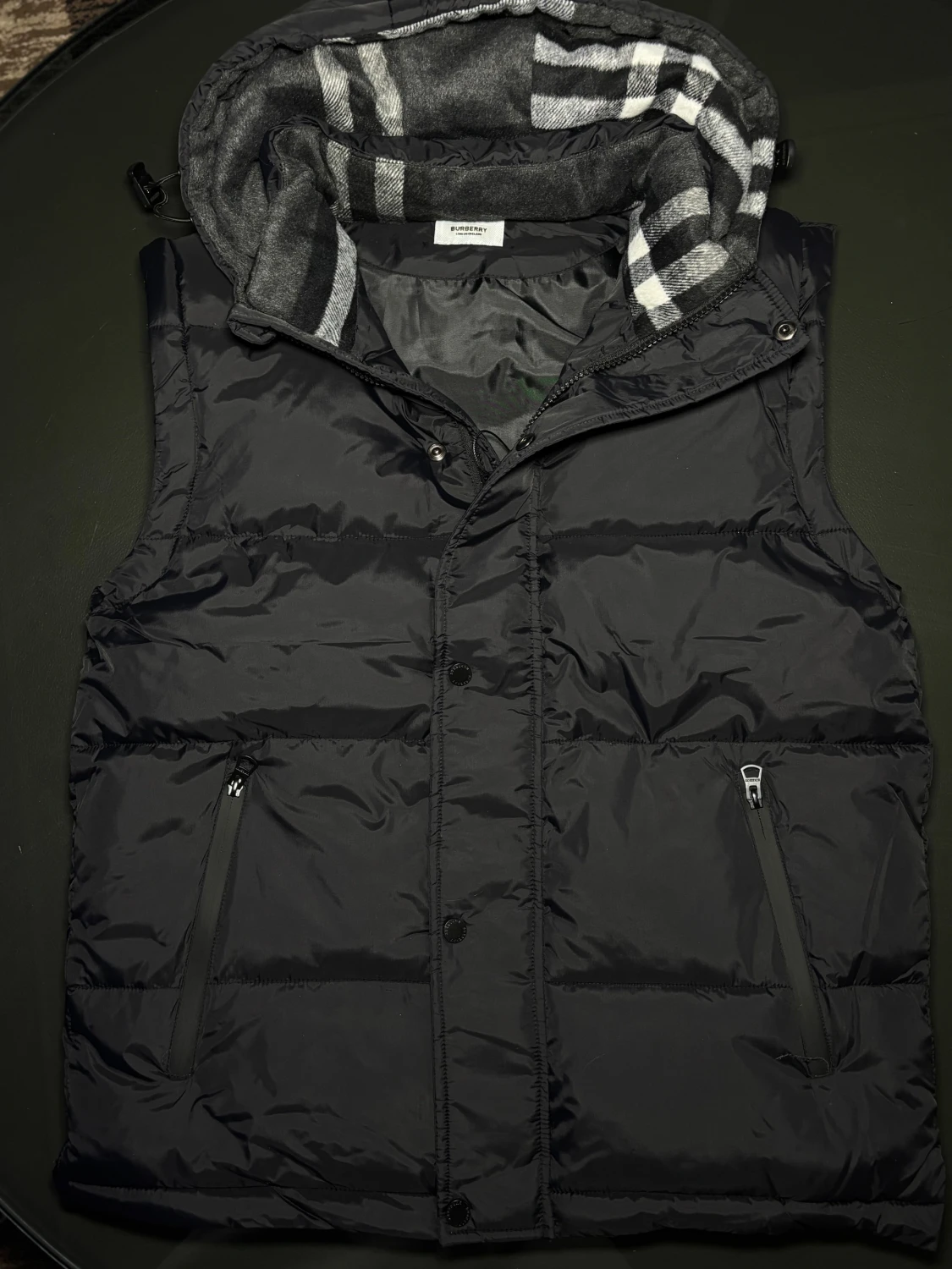 Svart dunjacka från Burberry med huva - 1