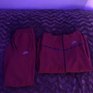 Nike Tech byxor och tröja - Rött Nike-tracksuitset som inkluderar en jacka och byxor. Båda plaggen har Nike-loggan och är i gott skick.  ⭐️ Skick: 8/10 🎨 Färg: Röd 📦 Snabb och varsam frakt.🚚 