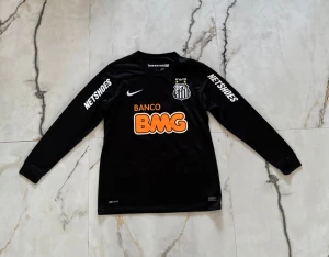 Svart Santos Neymar Jr långärmad tröja - Helt ny Santos FC långärmad fotbollströja med neymar på ryggen. Storlek M men passar även S 