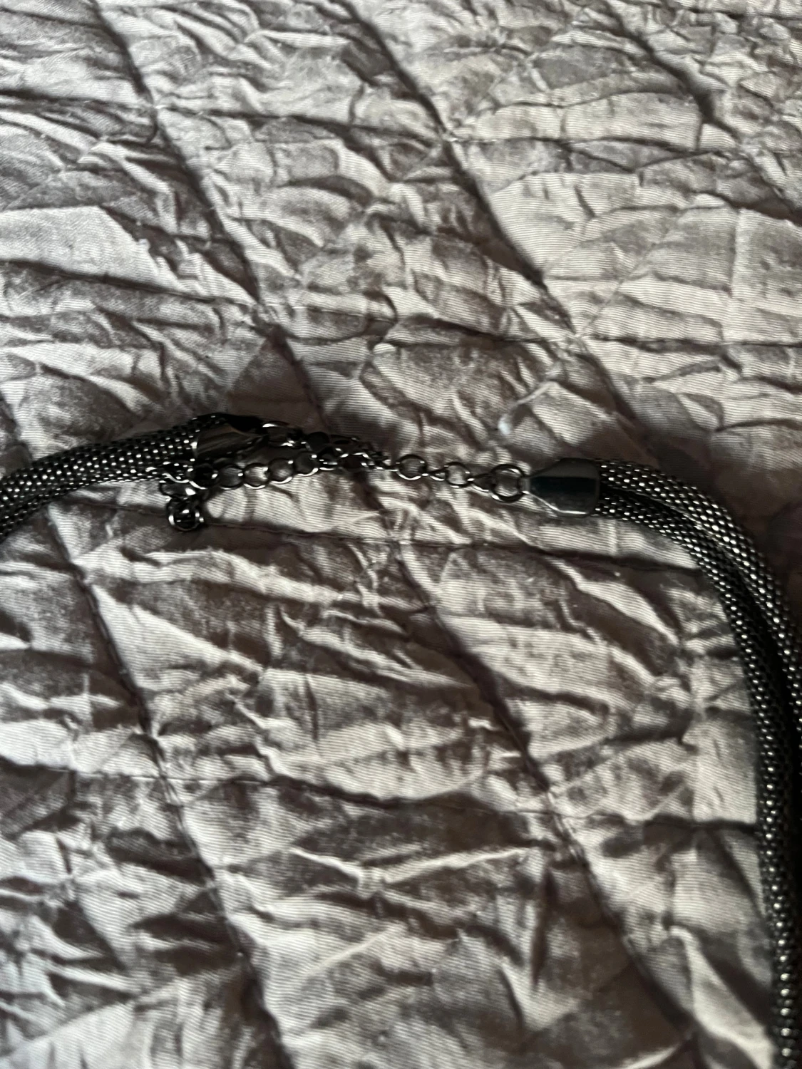 Svart och silverfärgat flätat halsband - 2