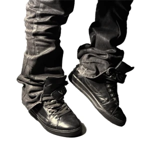 Versace jeans hightop sneakers - Versace hightop sneakers. de är storlek 41 men jag har 42 och de passar mig. kommer med box och dustbag. kontakta mig om du har några frågor.