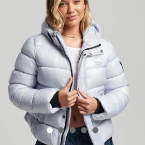 Superdry vinterjacka  - Säljer den ljusblåa Superdry vinterjackan. Og pris var 1500