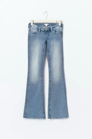 Bootcut jeans i ljusblå denim - Snygga bootcut jeans i ljusblå tvättad denim med klassisk femficksdesign och låg midja. Jeansen har en lätt utsvängd passform från knäet och ned, vilket ger en retro vibe. Perfekta att matcha med sneakers eller boots för en cool look.