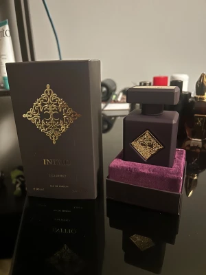 Initio Side Effect Eau de Parfum - Initio Side Effect Eau de Parfum, 90 ml.        Andvänt max 20 sprays av hela. Måste vara minst 85+ ml kvar. Nästan helt ny fick den i present men inte min signatur doft. Kan mötas upp för att visa mängden parfym i den. Bara i (Upplands Väsby) priset kan inte sänkas mycket eftersom det är en väldigt dyr parfym och innehåller cirka 85 ml.