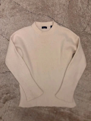 Gant sweater - Pretty cream colored sweater in size S. Barely used, washed like instructed. 90% wool and 10% kashmere. In good condition just little bit worn out from the sleeves. Original price 179€😊 