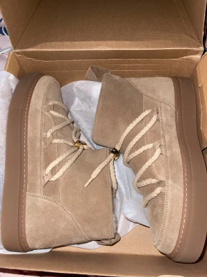 Inuikii Classic Low boot strl 42 - Helt nya och oanvända Inuikii Classic Low Boots i storlek 42 – men de passar mer som en 41 (även 41,5). Äkta mocka & äkta läder, varma och perfekta för vintern ❄️  ✨ Skick: 	•	Helt nya, aldrig använda 	•	Med originalkartong & kvitto 	•	Nypris ca 2600 kr   	•	Modell: Inuikii Classic Low Boot 	•	Färg: Beige / Sand 	•	Äkta läder 	•	Säljes pga fel storlek 	•	Rökfritt hem  Kan diskuteras vid snabb affär 💕🌸  Kommer skicka snabbt eller mötas i Stockholm.