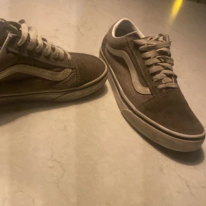 Gråa Vans sneakers först till kvarn!!!!! - Säljer ett par klassiska Vans som är gråa dom är bra skick och stl 38 väldigt stiligt och Grisch  