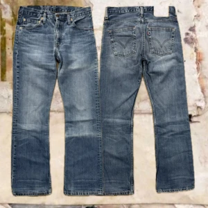 Levis 507 - Tjena! Säljer dessa riktigt feta Levis 507 bootcut, jeansen är i fint skick och i storlek W29/L32, hör av dig vid funderingar!🙌