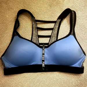 VS PINK  - Så snygg sport bh från Pink med ”Ultimate Push up” Storlek XS/70B