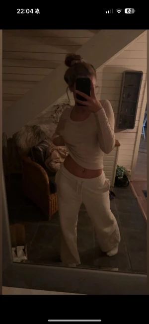 Vita wide linnebyxor med snörning - Säljer ett par fräscha vita linnebyxor med breda ben och snörning i midjan. Byxorna är högmidjade och har en loose passform som ger en chill och trendig vibe. Perfekta för dig som gillar en avslappnad stil och vill ha något luftigt och snyggt. Sitter som s