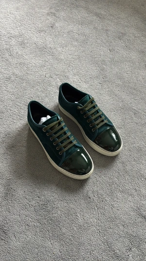 Lanvins - Tja, säljer ett par ruggigt schyssta Lanvins, i en sjukt snygg colorway | UK 6 vilket motsvarar 41 | Endast skorna ingår vid köp | Bra skick, lite crease men skorna sitter på fötterna så inget man märker av ☺️| Kom privat för fler bilder eventuellt frågor angående skorna, mvh Max 👊🏼