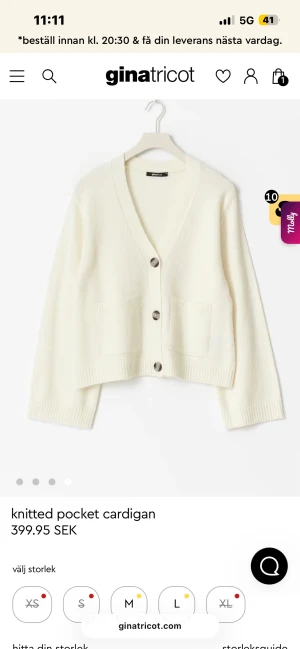 Vit stickad kofta från Gina Tricot - Supermysig vit stickad kofta med v-ringning och stora knappar framtill. Koftan är från Gina Tricot i storlek S💞