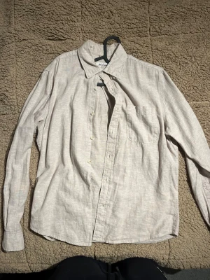Beige linneskjorta från Dressmann - Rensar ut min garderob, alltså vissa kläder som är väll använda vissa är knappt använda, storlek ser ni. Väldigt bra pris på allt så köp boundell om ni vill!! Hör av vid frågor 