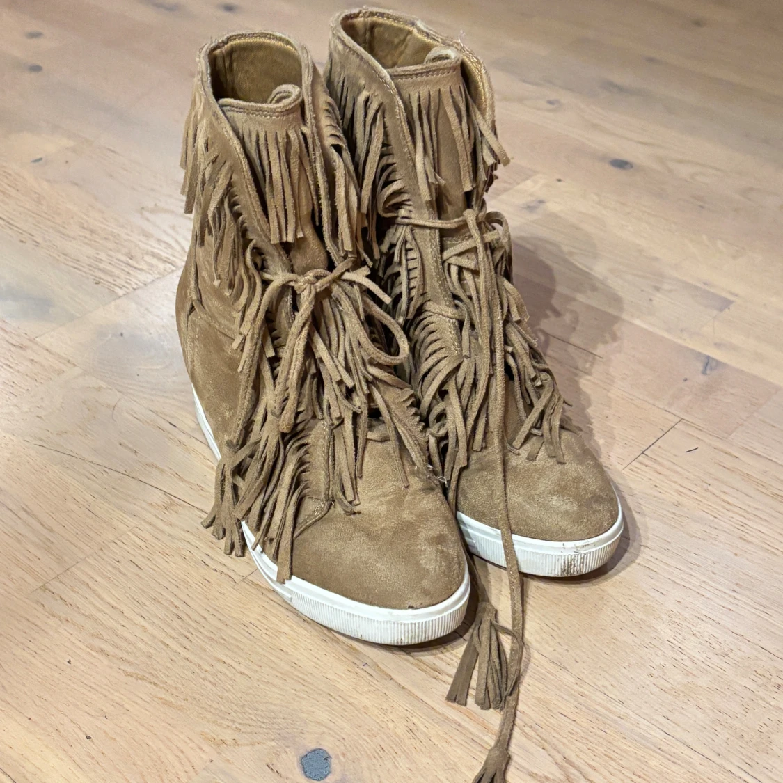 Kamelbruna mockasneakers med fransar - 3