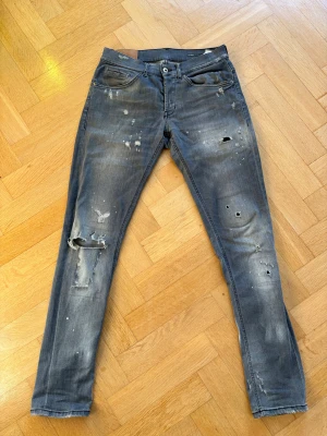 Dondup George - Säljer dessa riktigt feta dondup George med goa slitningar i storlek 32 slim fit jag har vanligtvis 30 men dom satt helt okej på mig också men du som har 31 i midja bör de funka