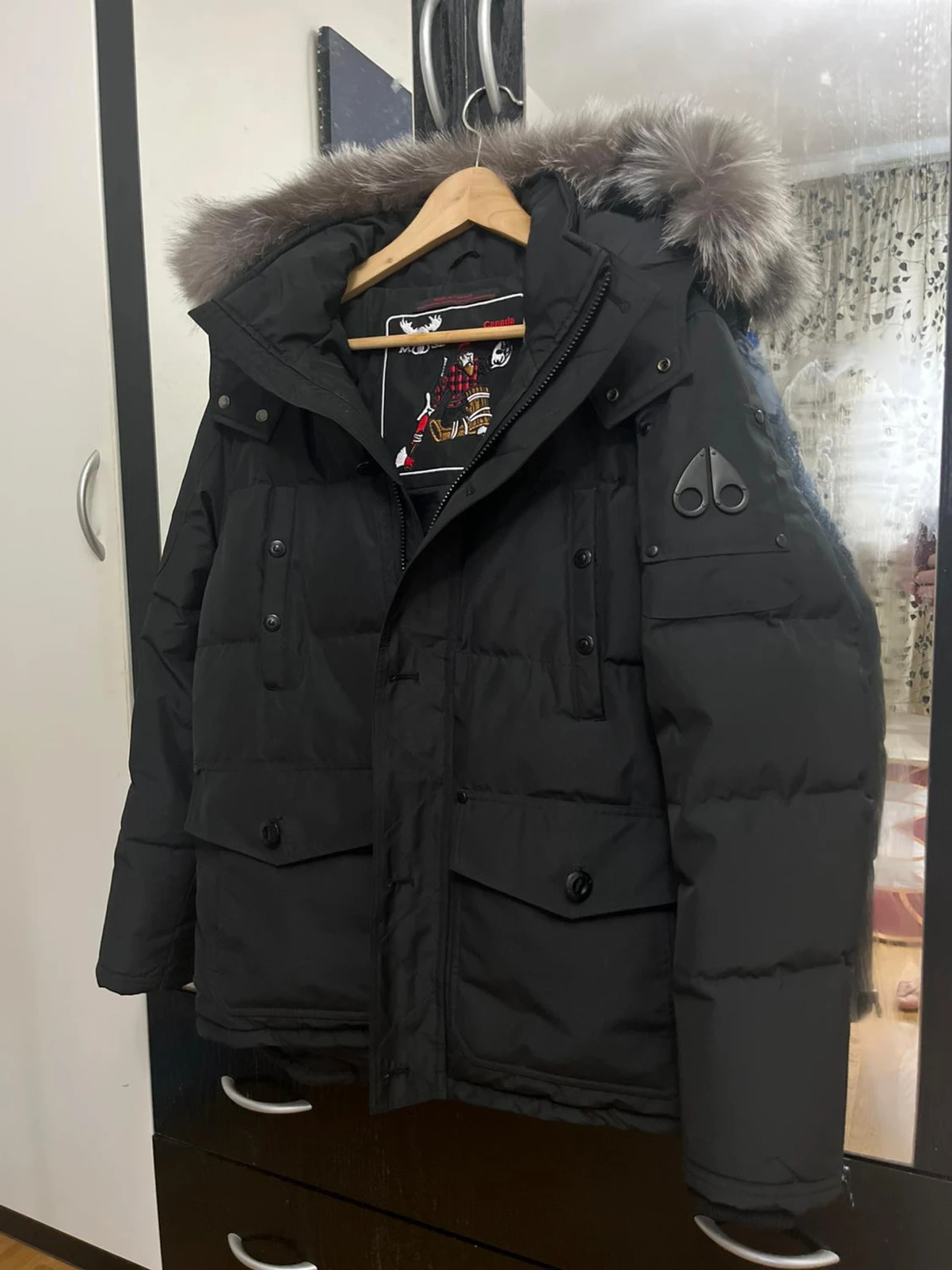 Svart dunjacka från Moose Knuckles onyx