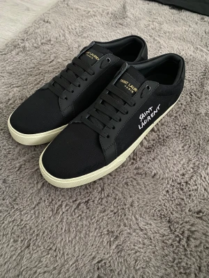 Svarta Saint Laurent sneakers - Svarta sneakers från Saint Laurent. Helt nya och oanvända. Priset är 2999 men det går att diskutera.. Ingår dustbox och Kort från YSL.