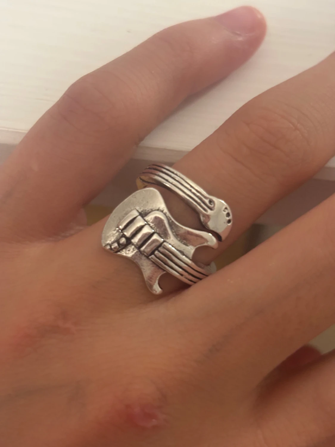 Silvrig ring med gitarrdesign - 1