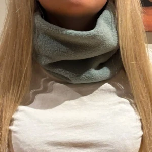 Buff mintgrön - willow - Mintgrön/turkos fleece buff- willow. Handgjorda av vårat uf företag - Beyondbuff. Det finns ett begränsat antal så hör gärna av dig innan du köper💚🩵Mått: 17 höjd, 27 bredd (rakt över)