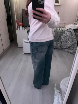 Blå skate jeans med loose fit - Köpta på bershka och är i väldigt bra skick. Unisex och perfekt för dig som vill ha en snygg skate stil då dom ”stack” väldigt fint