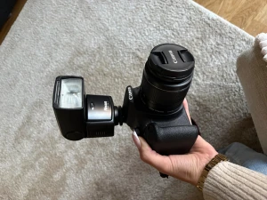 Canon EOS 1200D systemkamera med stativ och extern blixt - Canon EOS 1200D systemkamera i fint skick, med originalobjektiv, Nissin extern blixt och Velbon DF-60 stativ. Perfekt för både nybörjare och entusiaster. Allt fungerar som det ska, inga  defekter eller slitage. Komplett paket för foto och video. Säljer för ett bra pris, det kan diskuteras vid snabb affär. 