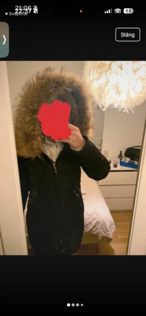 Svart Cedrico Jacka - Säljer en svart dunjacka från Cedrico i storlek S. Jackan har en stor huva med fluffig brun päls, dragkedja framtill och praktiska fickor med detaljer. Perfekt för kalla vinterdagar och har en snygg, lång siluett som håller dig varm.