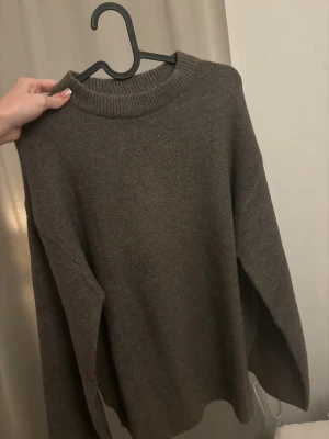 Brun stickad tröja från 157 - Mysig brun stickad tröja från 157 i storlek S. Tröjan har en rund halsringning med ribbad kant och långa ärmar. Perfekt för att hålla sig varm under kyliga dagar och har en enkel, clean look som funkar till många stilar. Använd 1 gång men utan lapp. Köpt för 200kr och säljs för 100kr (Pris sänks inte) 