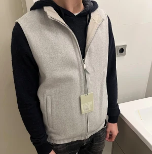 Reversible väst - Sjuktttt stilig Paul Taylor väst som är reversible! Storlek M men sitter som S. Helt ny med tagsen på eftersom den inte passa mig. Köpt för 2600 (inklusive frakt), säljer för 1999 (eftersom att skicka tillbaka kostar en förmögenhet). Ena sidan är ull-aktig i färgen grä, andra beige och slät / Mvh 