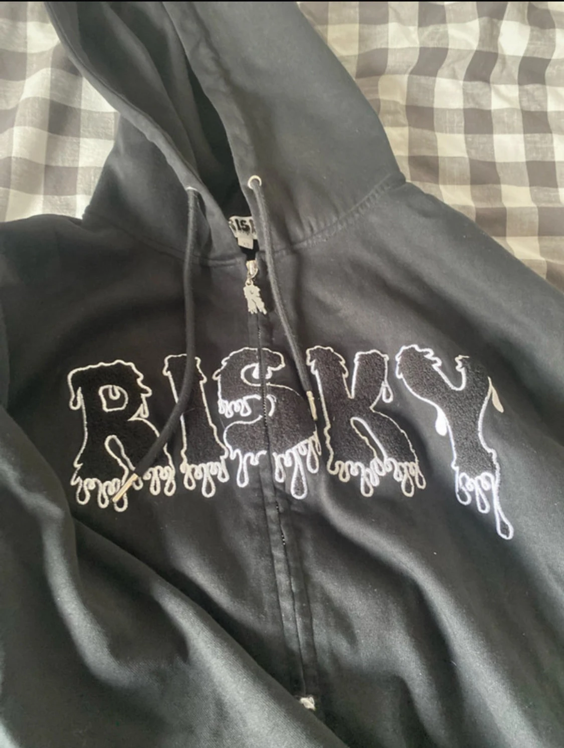 Svart hoodie med RISKY-tryck - 1