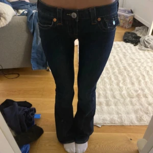 True Religion mörkblå bootcut jeans - Modellen joey och är i storlek 24 som motsvarar xs ungefär, De är som nya nästan!