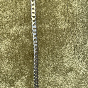 Kedje Armband i äkta silver - Snyggt armband i äkta silver med klassisk kedjedesign. Länkarna är platta och blanka, vilket ger ett stilrent och modernt intryck. Perfekt för dig som gillar minimalistiska smycken med lite edge. Stämplad med 925 för äkthet. Kedjan ör ca 20cm lång. För fler bilder skriv, priset är inte hugget i sten! NY PRIS 1299kr!