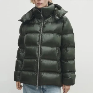 Massimodutti jacka - ENDAST INTRESSEKOLL! Funderar på att sälja min gröna super snygga massimodutti vinterjacka. Skicka gärna bud men tryck inte på köp nu utan skriv till mig om ni är intresserade ❤️ säljer ej för mindre än 2,600