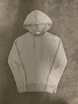 Grå hoodie i merinoull från Alquist Clothing - Riktigt snygg grå hoodie från Alquist Clothing i storlek XXS, tillverkad i 100% merinoull. Tröjan är i superbra skick och har använts väl, den är helt slutsåld på hemsidan och nypris över 1199 ‼️Hör av dig direkt vid frågor eller funderingar!😁