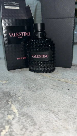 Valentino Uomo Born In Roma 100ml - Valentino Uomo Born In Roma – en ikonisk parfym i snygg design. Volym: 100 ml. Tillverkad i Frankrike. Ingredienser: Alcohol, Aqua/Water, Parfum/Fragrance, Benzyl Salicylate, Benzyl Alcohol, Geraniol, Alpha-Isomethyl Ionone, Limonene, Coumarin, Linalool, Citronellol, Ethylhexyl Methoxycinnamate, Ethylhexyl Salicylate, BHT, CI 14700, CI 19140. Priset kan diskuteras 👍