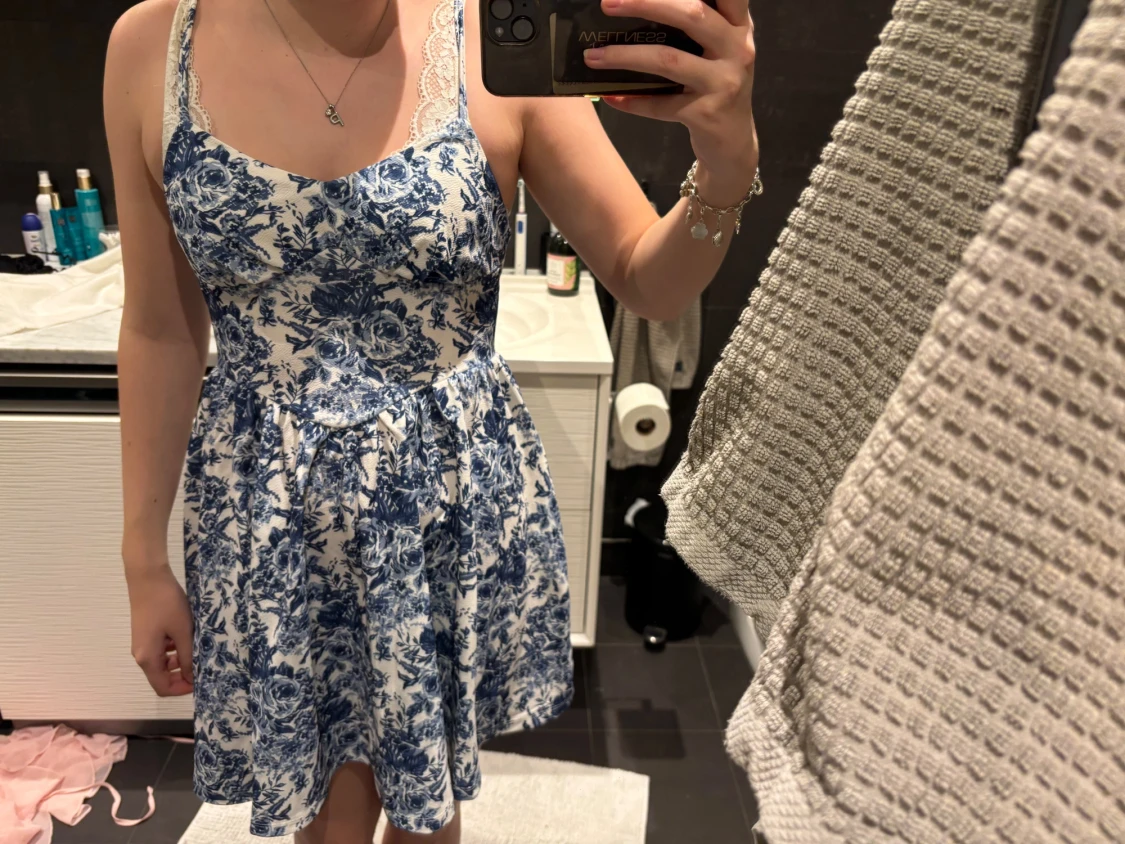 Blommig vit och blå kortklänning - 3