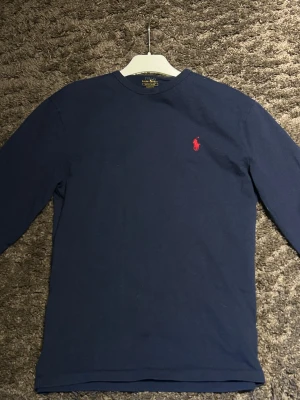 Ralph Lauren tröja  - Snygg marinblå tröja från Polo Ralph Lauren. Törjan är i mycket bra skick och den passar perfekt nu till höst/vinter till alla outfits. Priset kan diskuteras!!