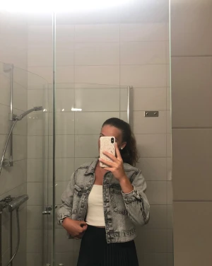 Grå croppad jeansjacka från Gina Tricot - Säljer en grå, croppad jeansjacka från Gina Tricot. Jättefint skick endast använd några gånger. 