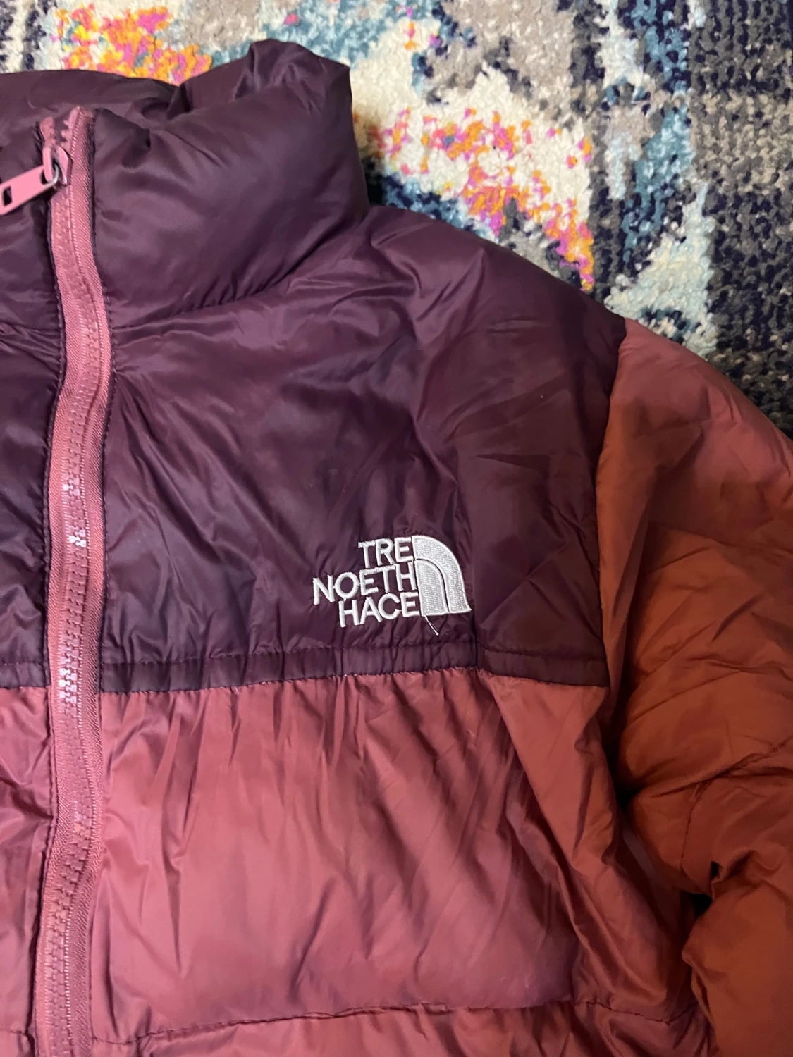 Mörkröd pufferjacka från The North Face - 3