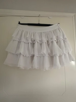 Kjol  - Jättefin volangkjol storlek 44