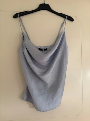 Snygg festtopp  - Jättefin fest topp/snyggare linne. Helt ny med prislapp kvar. Tyvärr har en tråd gått upp. Storlek M💗