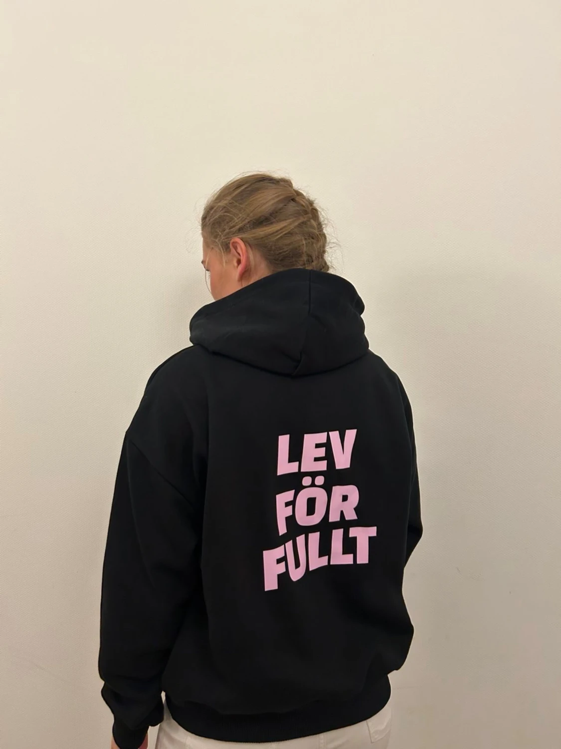 Svart hoodie med rosa tryck - 1