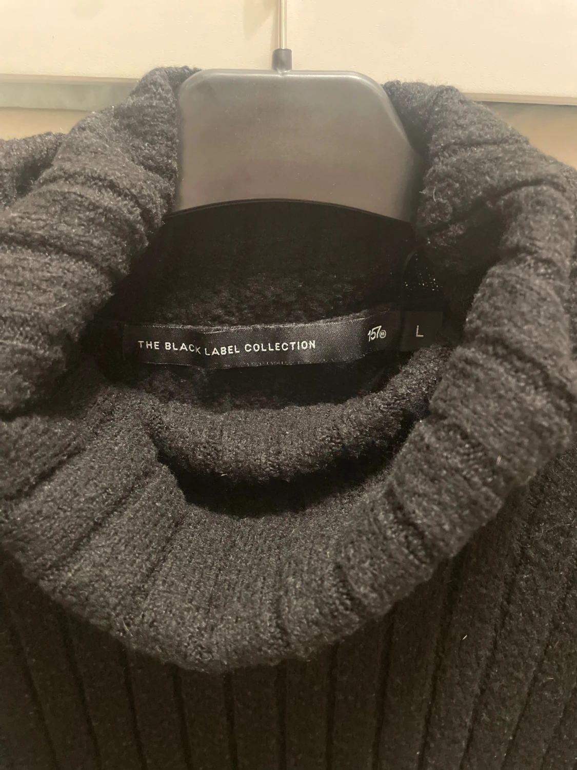 Svart ribbad polotröja  - 1