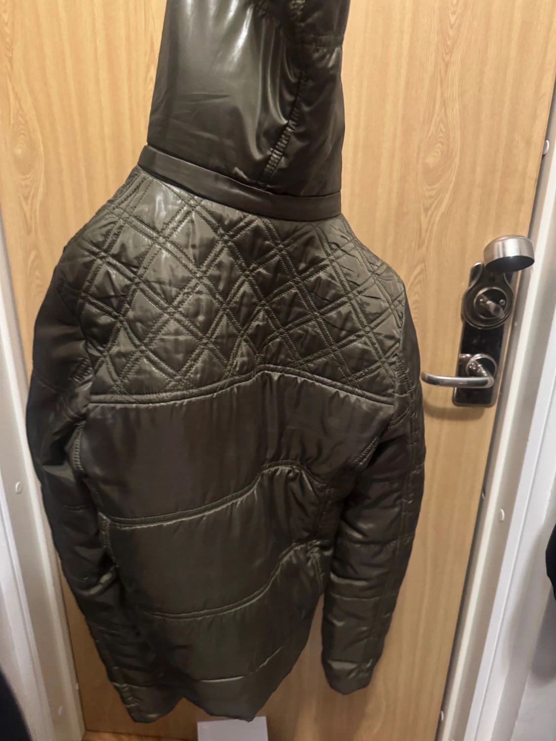 Mörkgrön quiltad pufferjacka med huva - 1