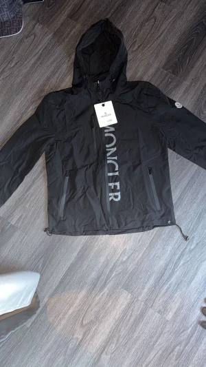 Moncler windbreaker  - Moncler windbreaker stl XL passar L&M