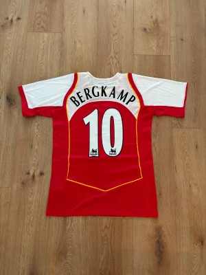 Arsenal Bergkamp retro fotbollströja - Helt oanvänd med tags kvar och nike påse. Storlek Medium. Skriv privat för fler bilder eller vid funderingar!
