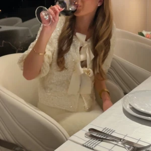 Glittrig off white topp med rosett - Supersnygg glittrig off white topp med rosetter framtill, endast använd en gång 🤍🤍✨✨